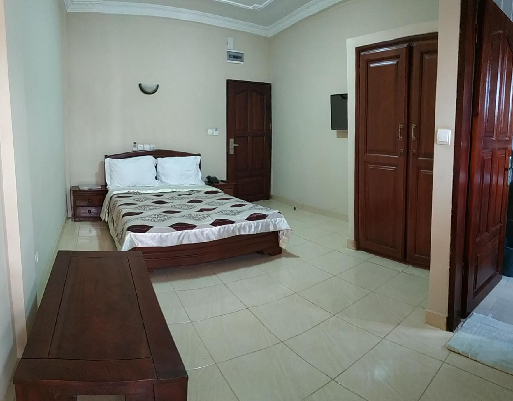 Nikita Hotel Яунде Екстер'єр фото