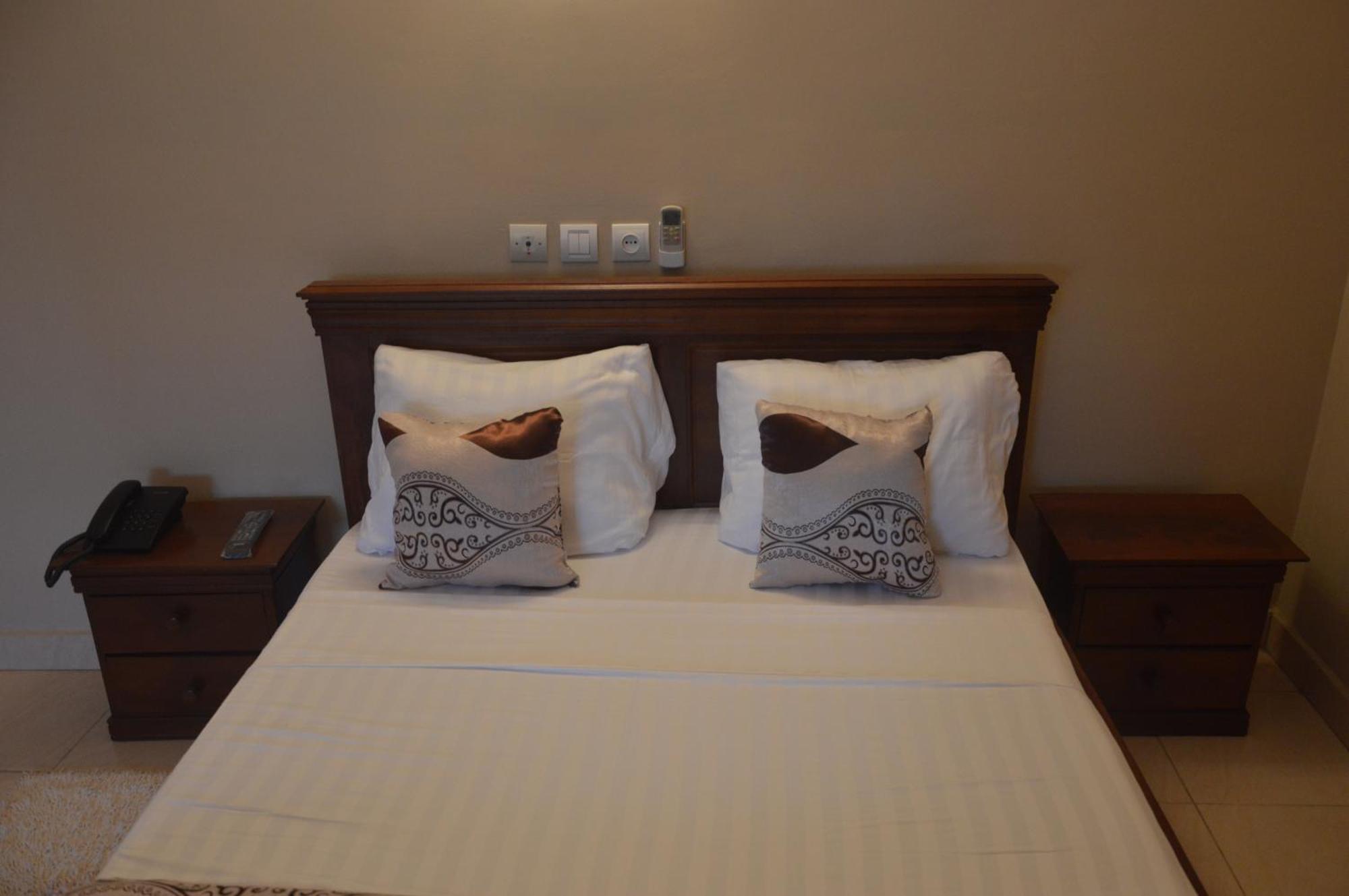 Nikita Hotel Яунде Екстер'єр фото