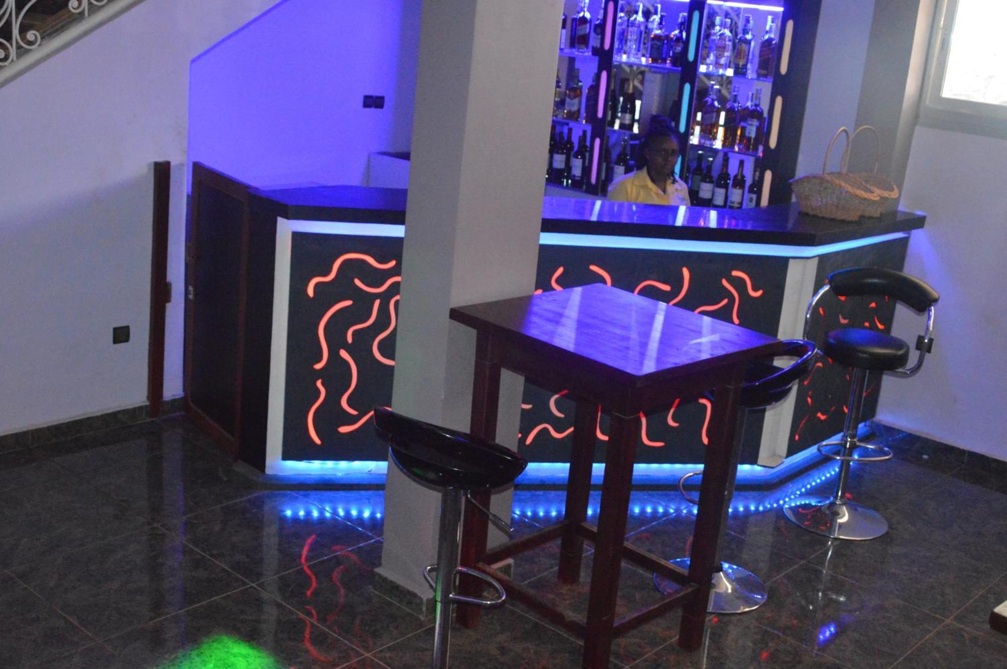 Nikita Hotel Яунде Екстер'єр фото