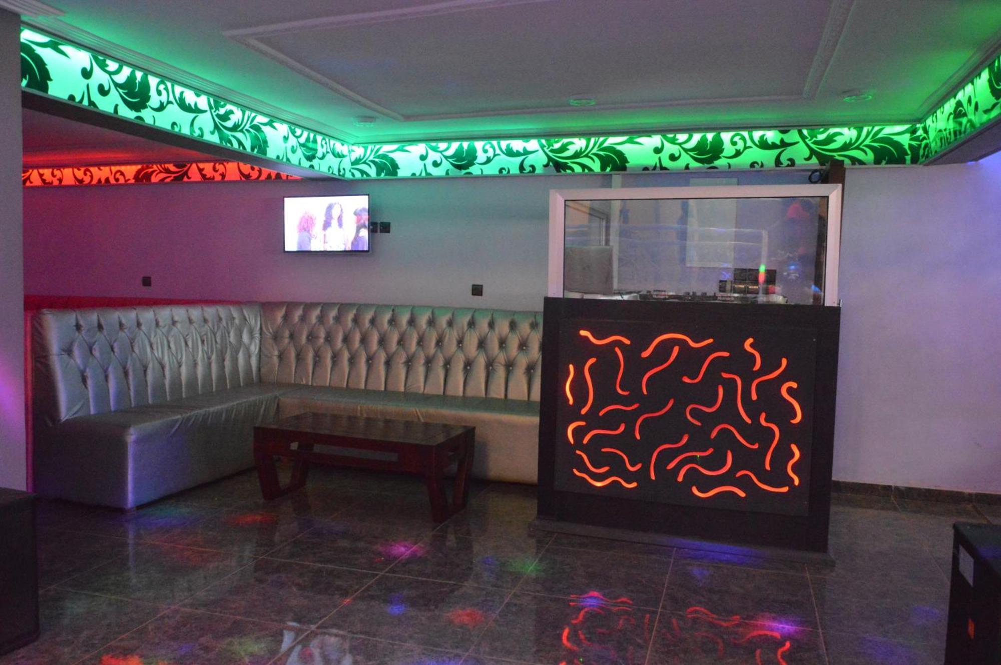 Nikita Hotel Яунде Екстер'єр фото
