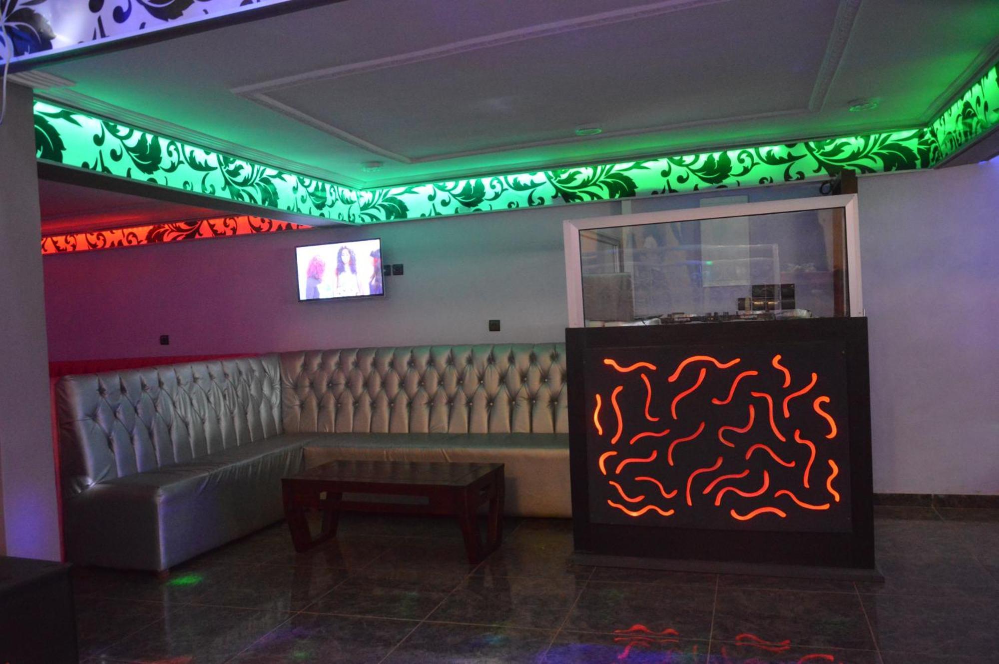 Nikita Hotel Яунде Екстер'єр фото