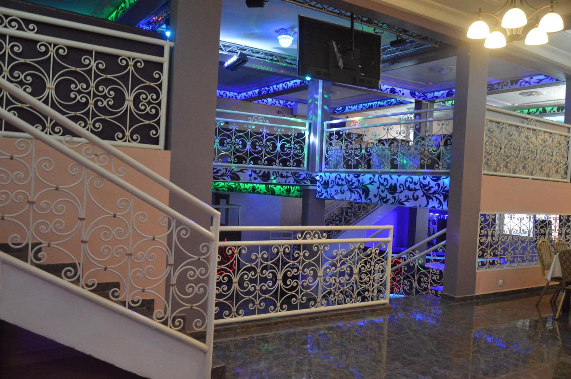 Nikita Hotel Яунде Екстер'єр фото