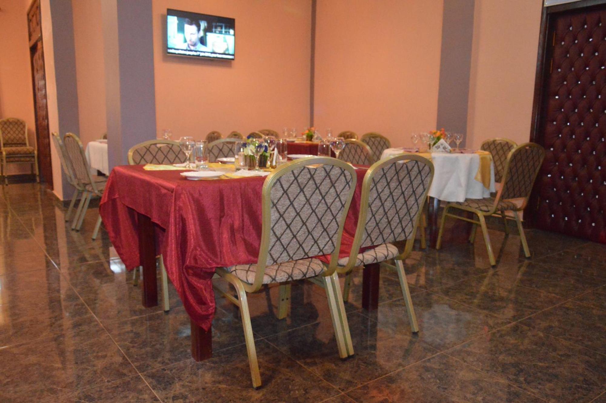 Nikita Hotel Яунде Екстер'єр фото
