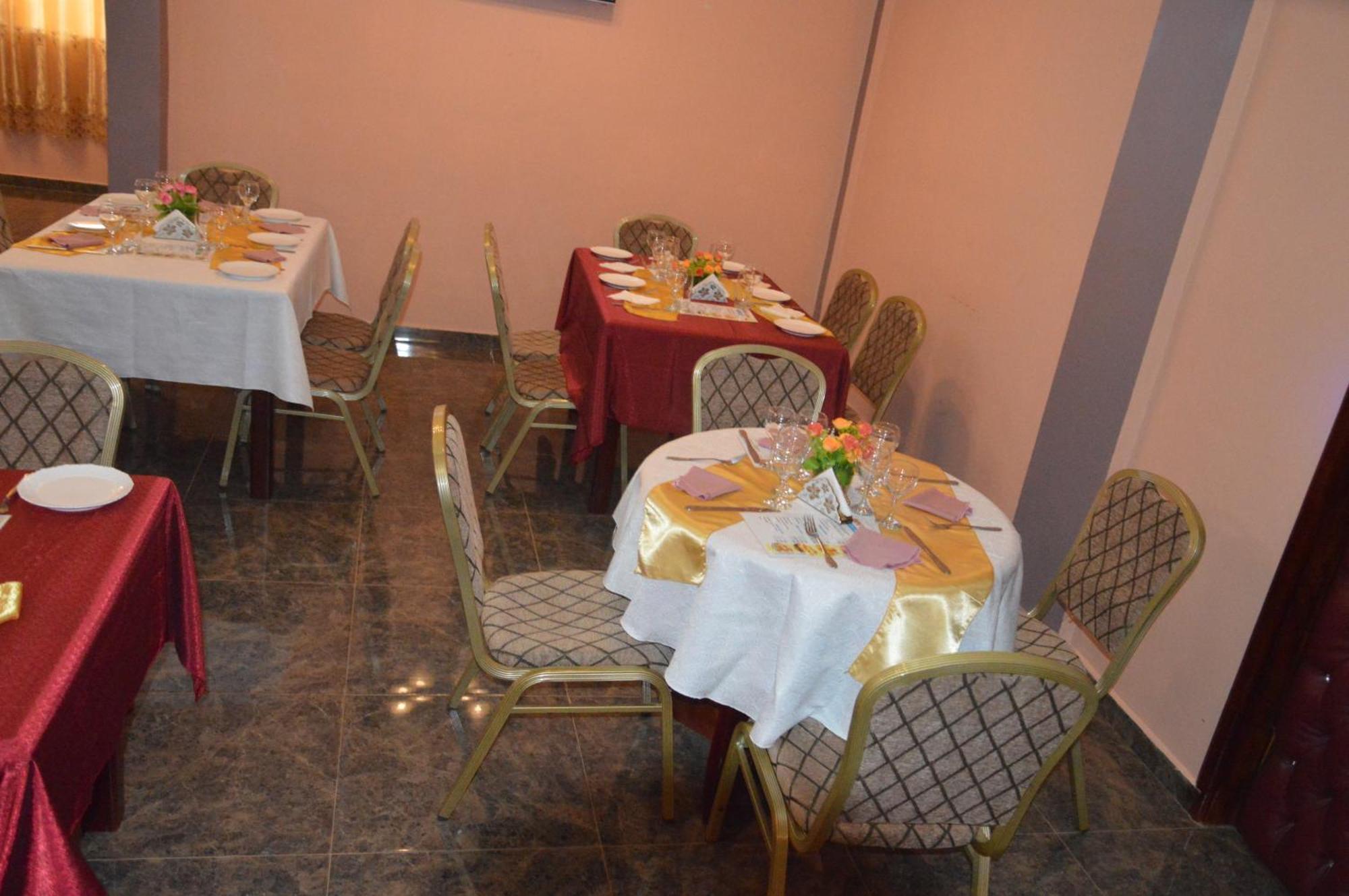 Nikita Hotel Яунде Екстер'єр фото